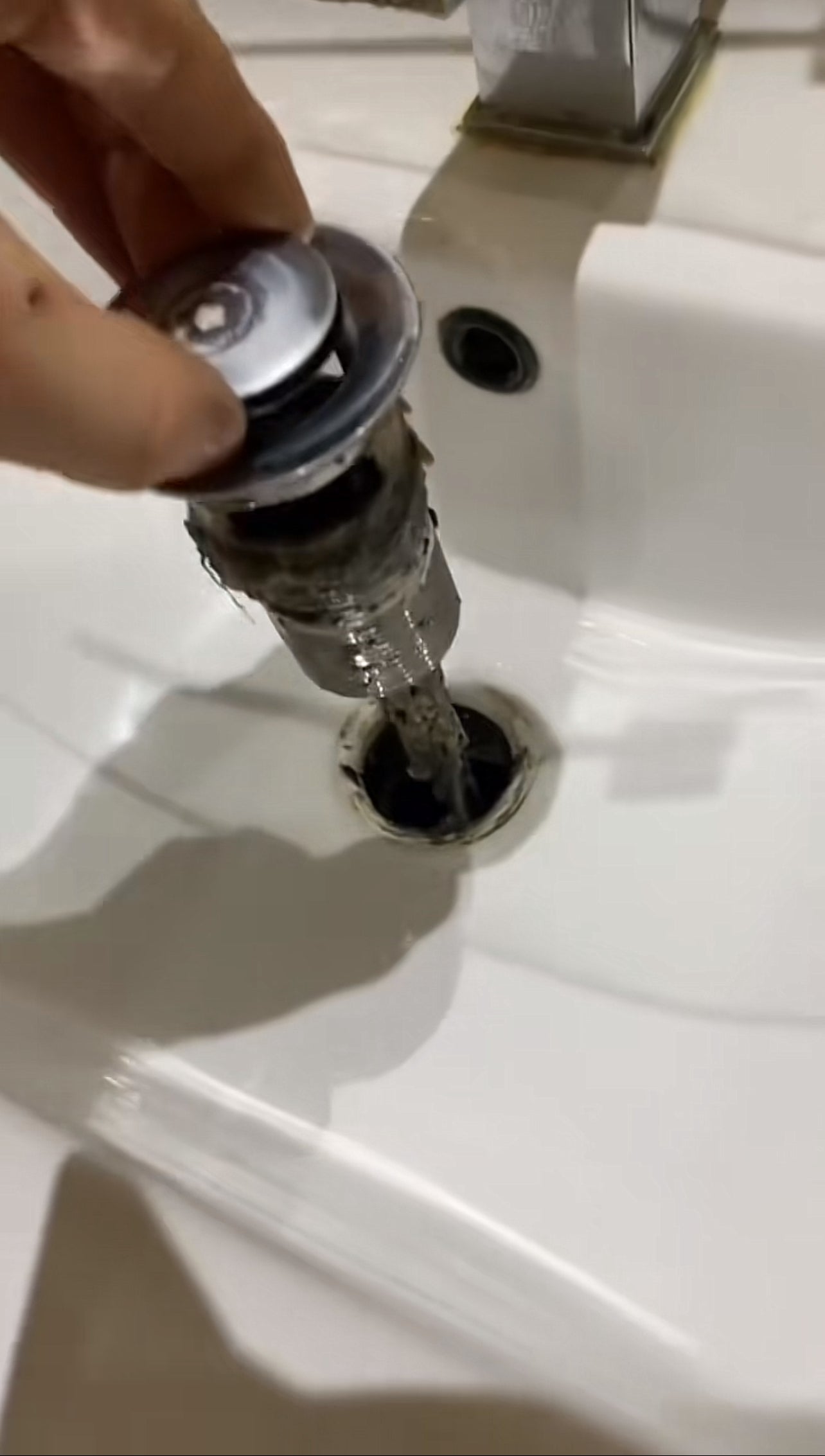 HAIR CATCHING SINK DRAIN